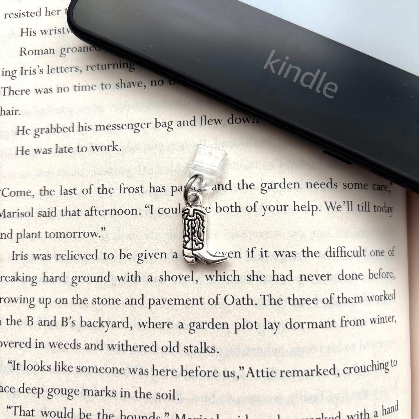 E-reader dust plug Cowboy boot