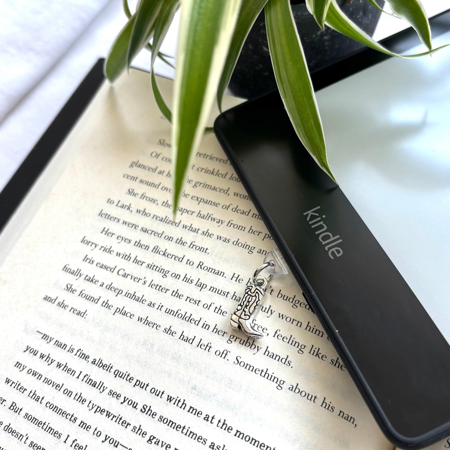 E-reader dust plug Cowboy boot