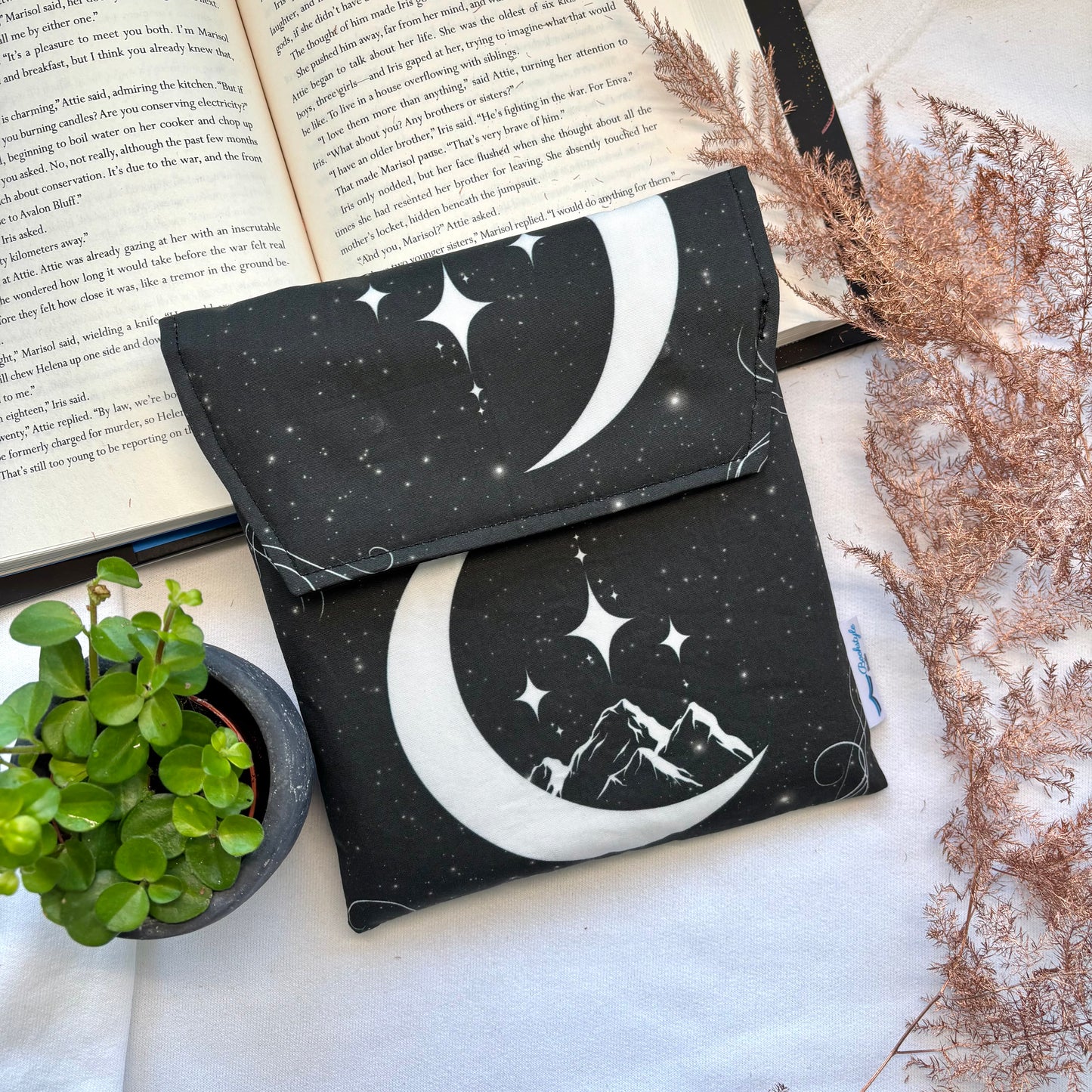 E-reader Sleeve Night Court