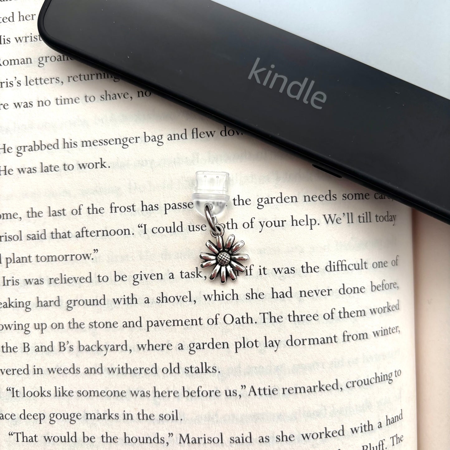 E-reader dust plug Madelief