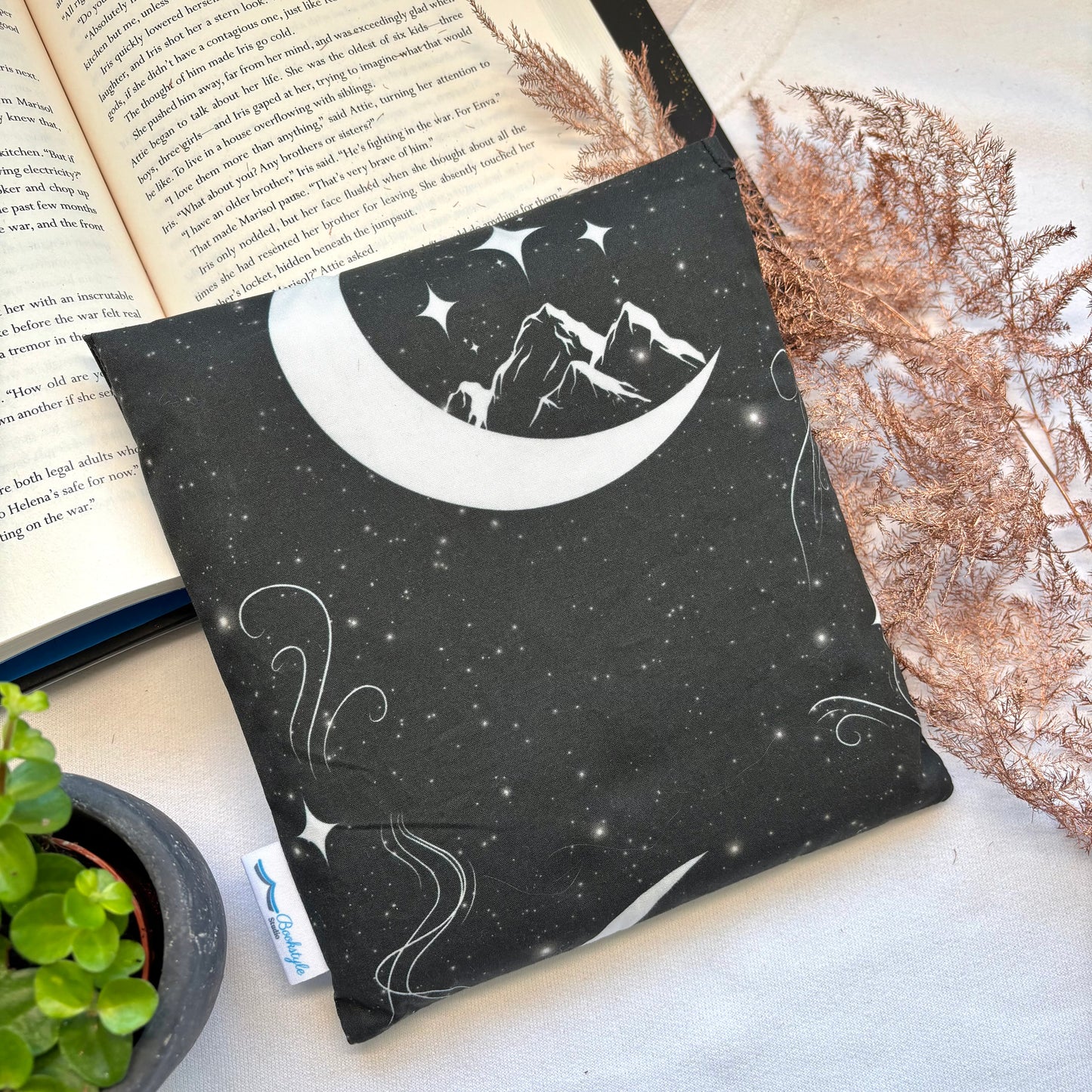 E-reader Sleeve Night Court