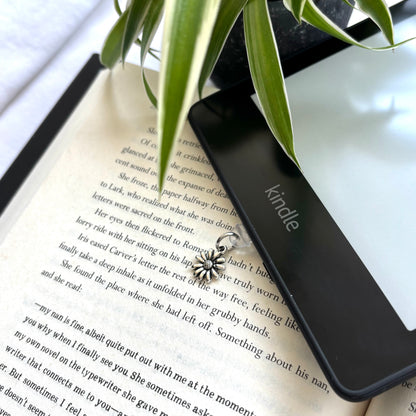 E-reader dust plug Daisy